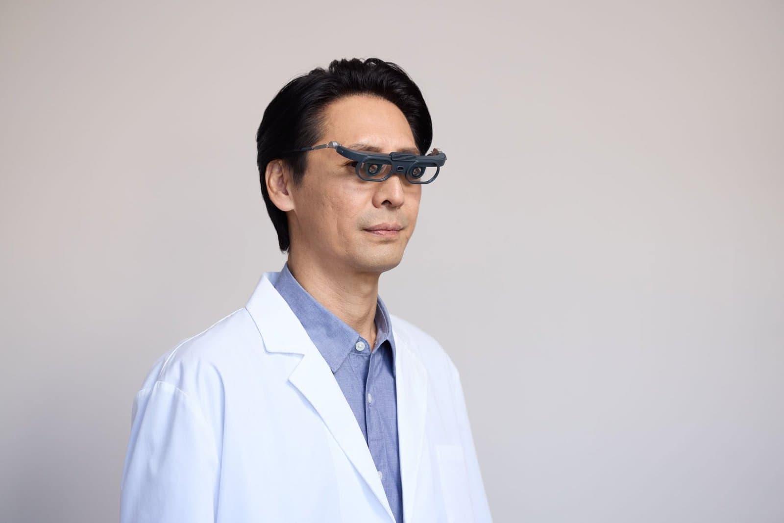 拡大機能付きオートフォーカスルーペの装着イメージ