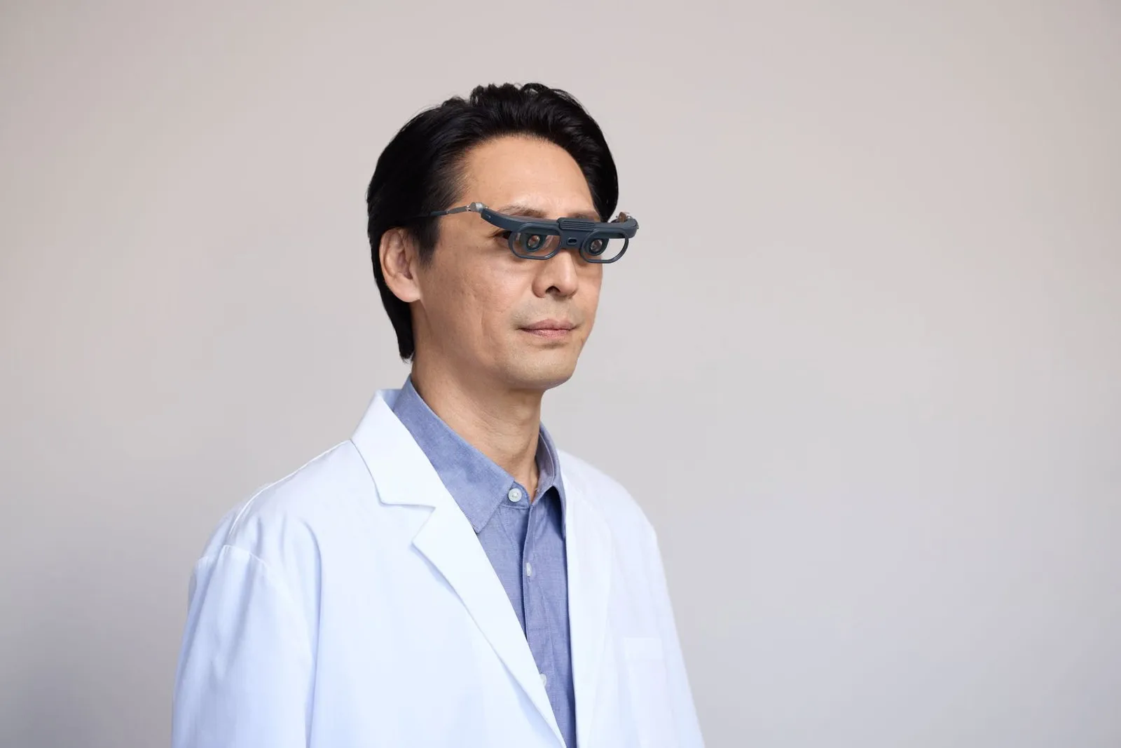 拡大機能付きオートフォーカスルーペの装着イメージ